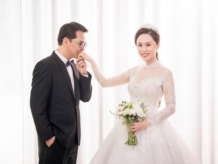 NSND Trung Hiếu rạng rỡ, hôn vợ đắm đuối trong lễ cưới tại Sơn La-10