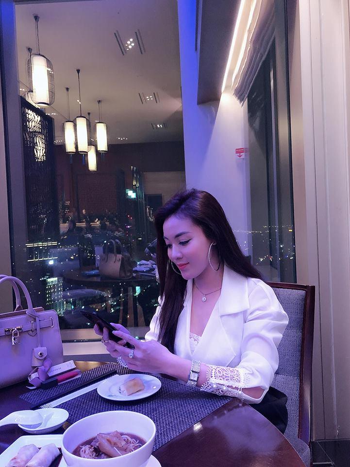 Khoe vòng 3 tròn đầy trong phòng tập, nữ giảng viên xinh đẹp khiến người xem trầm trồ: Không làm người mẫu hơi phí-11