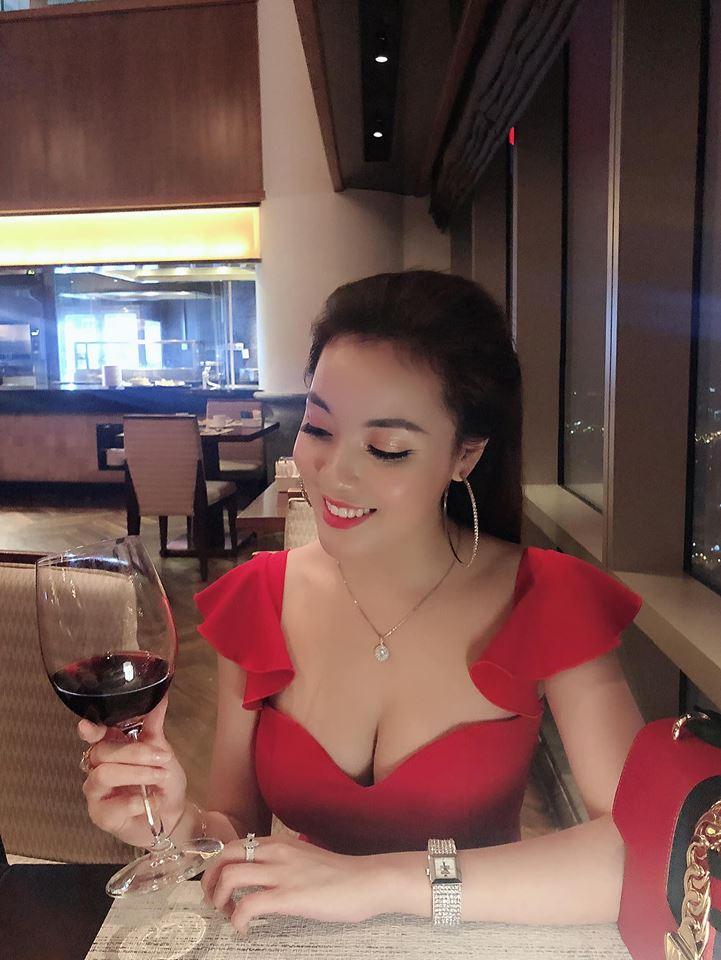 Khoe vòng 3 tròn đầy trong phòng tập, nữ giảng viên xinh đẹp khiến người xem trầm trồ: Không làm người mẫu hơi phí-14