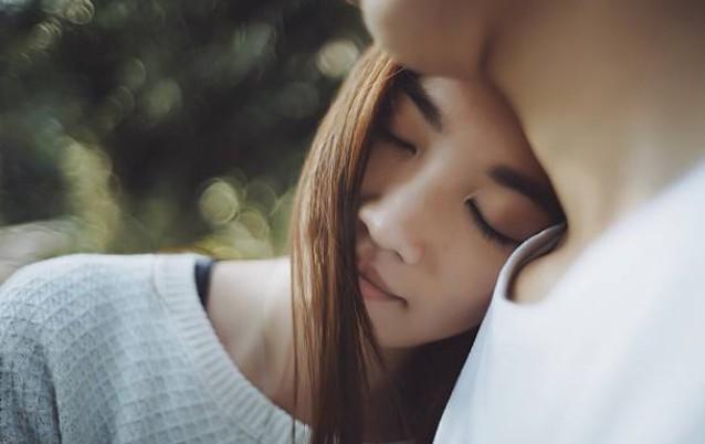 Trước hôn lễ hai ngày, anh hàng xóm mang bó hồng đến cầu hôn tôi ngay trước mặt chồng sắp cưới-1