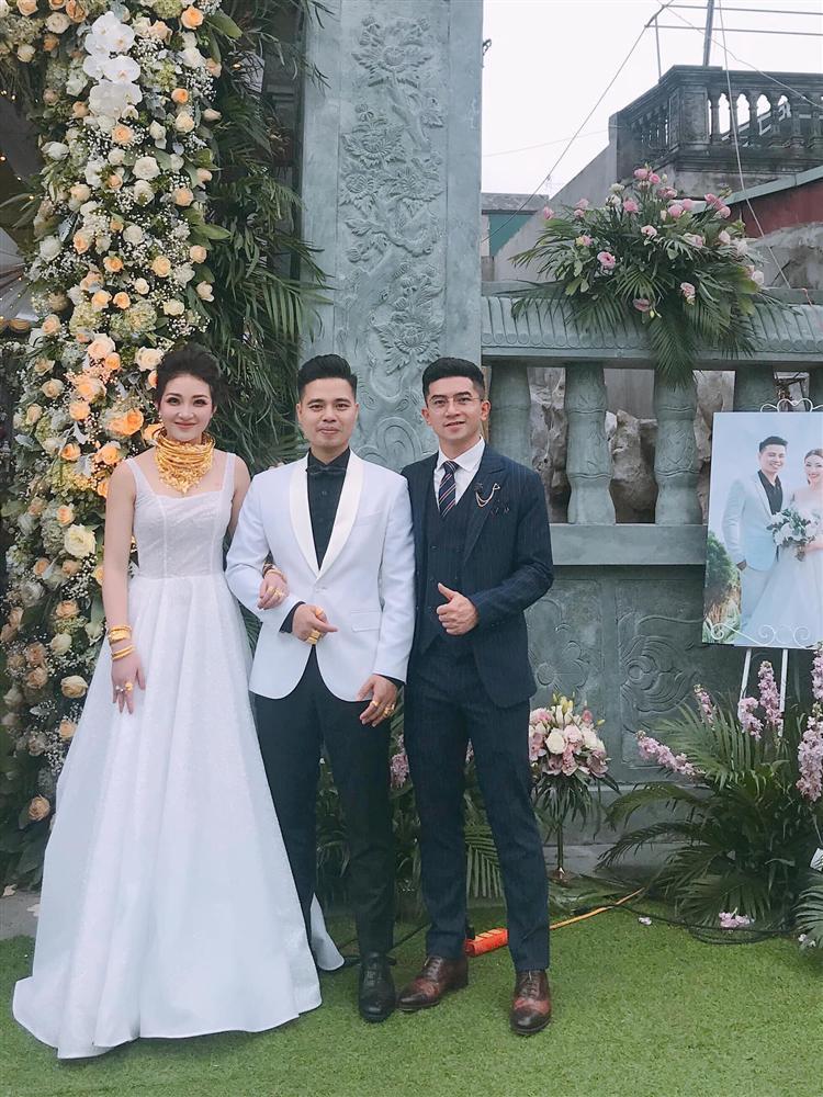 Siêu đám cưới ở Nam Định: Ngoài hồi môn 200 cây vàng, 2 sổ đỏ bộ trang sức cô dâu đeo trên người cũng lên đến 9 tỷ-1