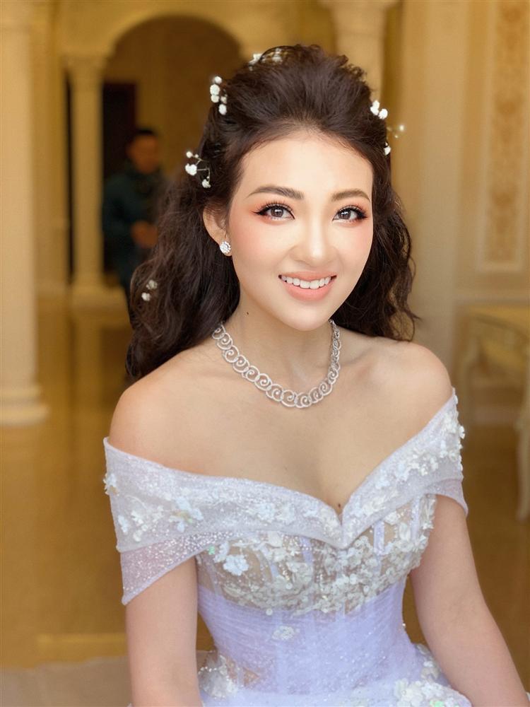 Siêu đám cưới ở Nam Định: Ngoài hồi môn 200 cây vàng, 2 sổ đỏ bộ trang sức cô dâu đeo trên người cũng lên đến 9 tỷ-2