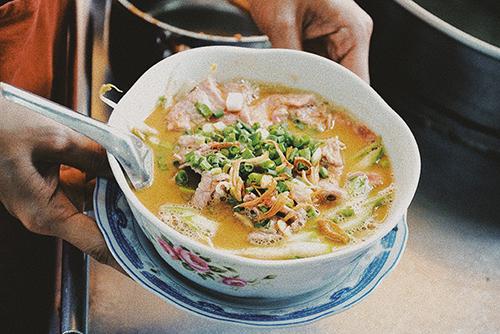 Quán hủ tiếu có thâm niên được chế biến công phu ở Sài Gòn-1