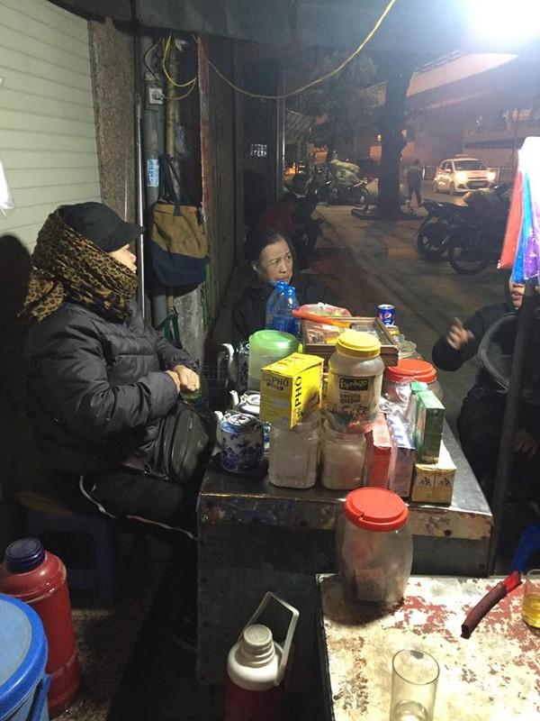 Sự thật chuyện cụ ông hơn 70 tuổi ôm bé trai 3 tuổi có bố mẹ mất vì tai nạn giao thông trong đêm rét ở Hà Nội-4