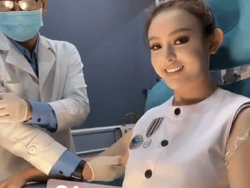 Tiêm đủ thứ trên mặt chưa đủ, giờ đến cánh tay cũng được Huyền Baby đem đi can thiệp