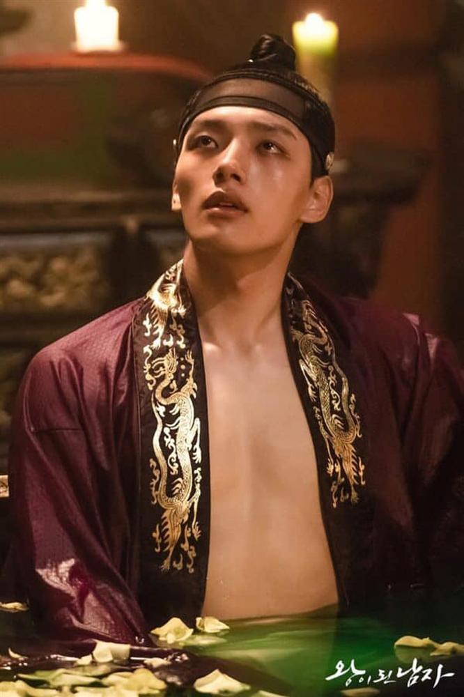 Mỹ nam Mặt trăng ôm mặt trời bị lở miệng, suy giảm hệ miễn dịch sau khi giảm cấp tốc 14kg-8