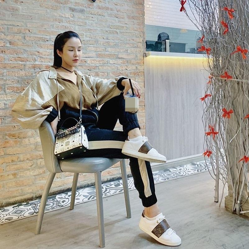 STREET STYLE: Kỳ Duyên hút hồn với tuyệt chiêu mặc áo phanh cúc - Sơn Tùng dát hàng hiệu trăm triệu dạo biển-6