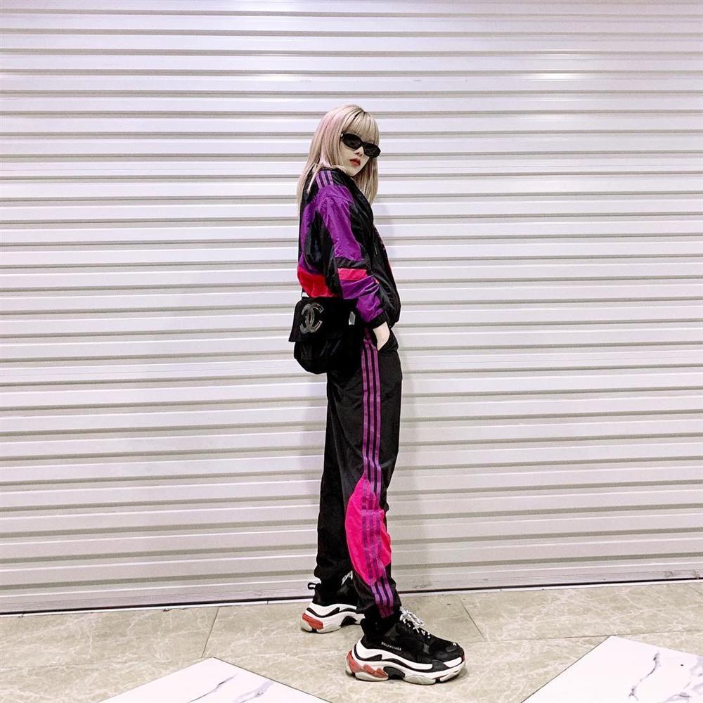 STREET STYLE: Kỳ Duyên hút hồn với tuyệt chiêu mặc áo phanh cúc - Sơn Tùng dát hàng hiệu trăm triệu dạo biển-2