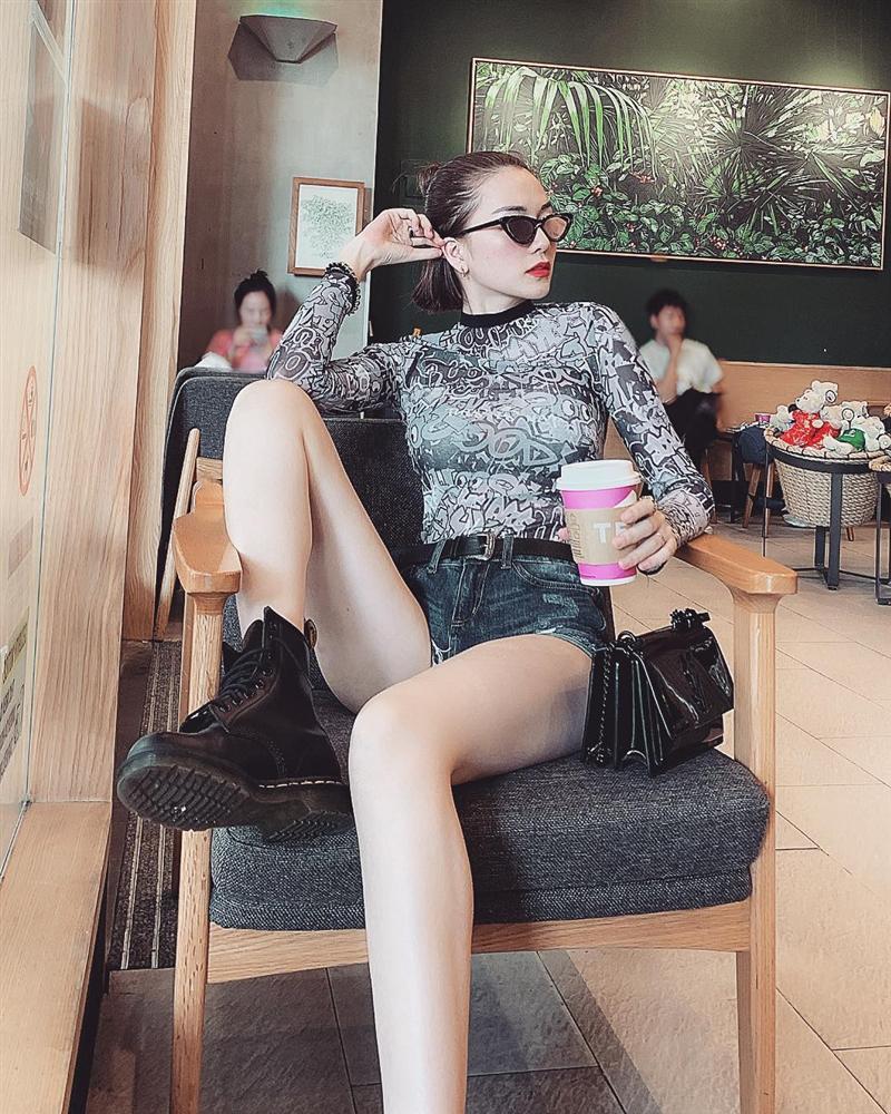 STREET STYLE: Kỳ Duyên hút hồn với tuyệt chiêu mặc áo phanh cúc - Sơn Tùng dát hàng hiệu trăm triệu dạo biển-3