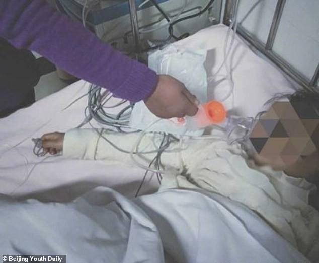 Con gái đi học về với chiếc quần đầy máu, gặng hỏi gia đình phát hiện sự thật gây phẫn nộ-1