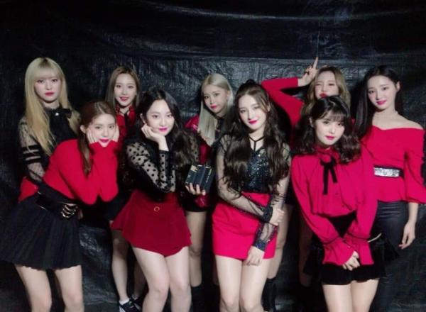 Momoland lại gây tranh cãi khi chỉ chào BTS và ngó lơ một tiền bối 5 năm-1