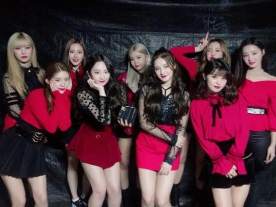 Momoland lại gây tranh cãi khi chỉ chào BTS và 'ngó lơ' một tiền bối 5 năm