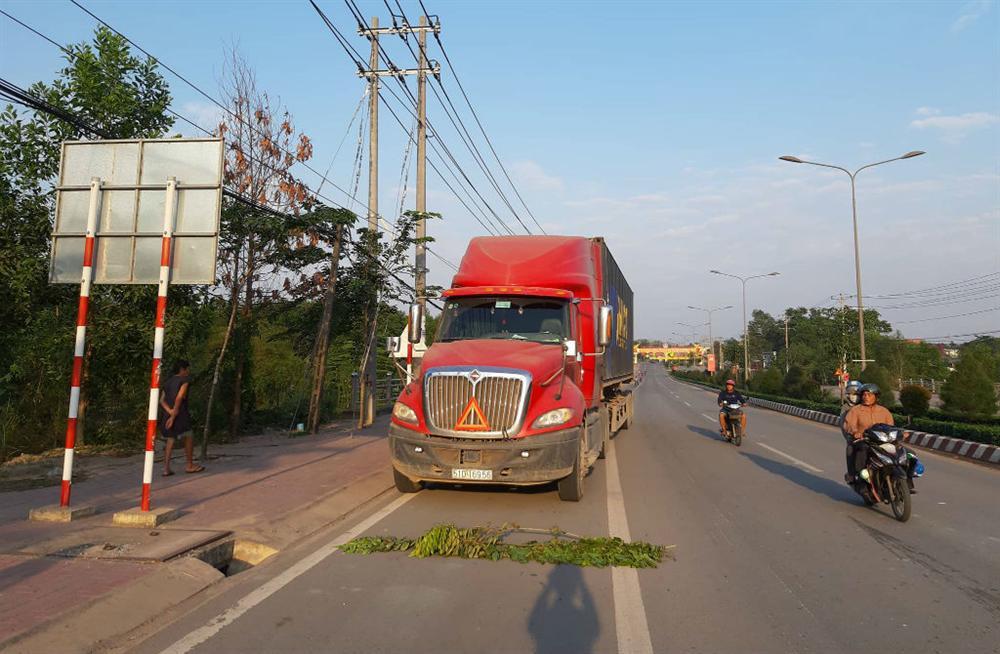 Đi rút tiền lương, 2 vợ chồng bị xe container cán chết thảm-2