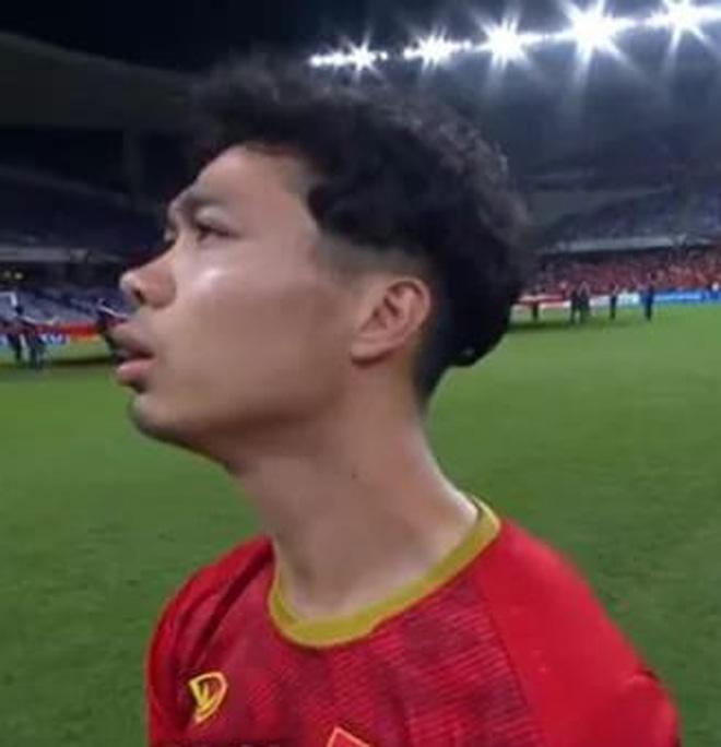 Đồng đội ghi bàn nhưng Công Phượng là cái tên sáng nhất đêm qua với khoảnh khắc hát Quốc ca khiến người xem cười bò-3