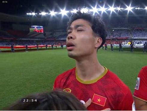 Đồng đội ghi bàn nhưng Công Phượng là cái tên 'sáng' nhất đêm qua với khoảnh khắc hát Quốc ca khiến người xem 'cười bò'