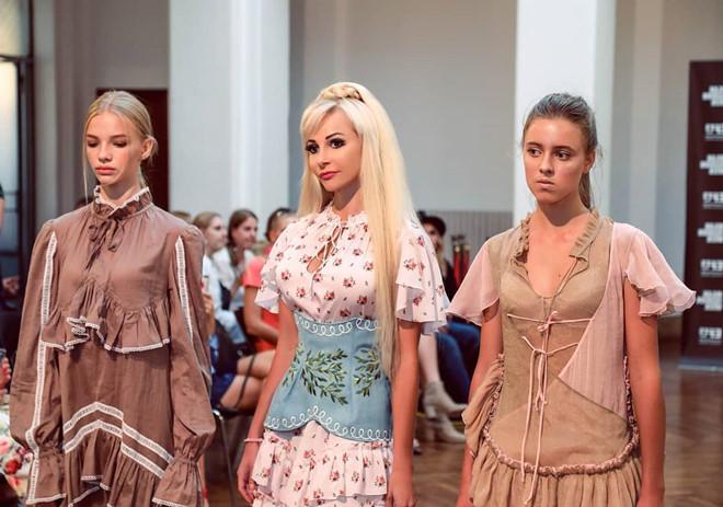 Đối thủ của Ngân Anh gây chú ý vì mặt cứng đờ như búp bê-10