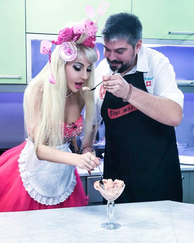 Đối thủ của Ngân Anh gây chú ý vì mặt cứng đờ như búp bê-9