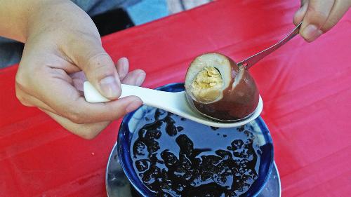 Chè hột gà trà, bánh bao chiên nước - món ăn lạ miệng ở Sài Gòn-1