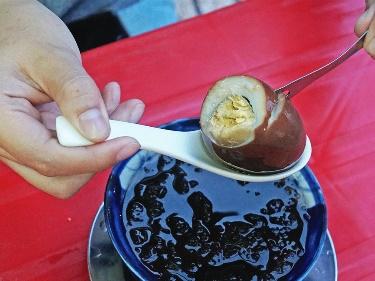 Chè hột gà trà, bánh bao chiên nước - món ăn lạ miệng ở Sài Gòn