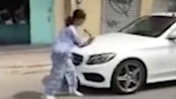 TPHCM: Người phụ nữ cầm búa đập xe Mercedes-Benz nói gì?