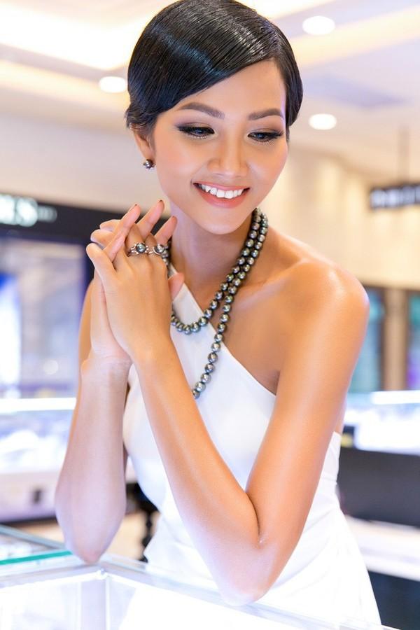 Kiếp trước, HHen Niê gây thù chuốc oán gì với keo vuốt tóc mà đến nông nỗi này-8