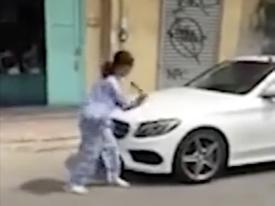 TPHCM: Người phụ nữ cầm búa đập xe Mercedes-Benz nói gì? TPHCM: Người phụ nữ cầm búa đập xe Mercedes-Benz nói gì?