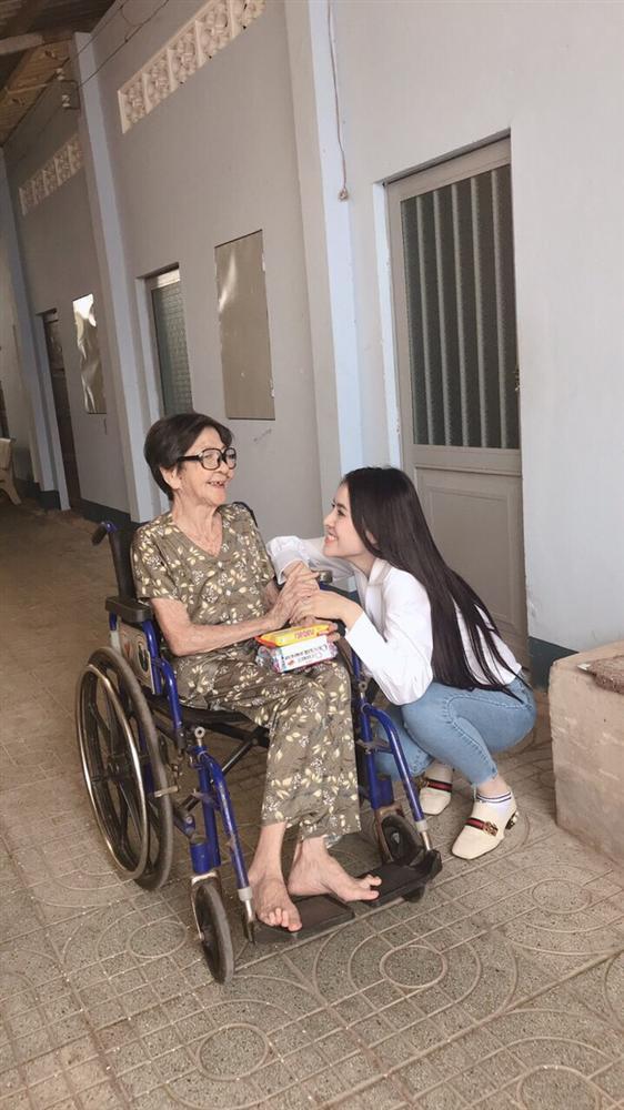 Sau ồn ào làm lố trên thảm đỏ Mai Vàng, Thư Dung nhắc mình: Cười thật tươi và sống nhân hậu-2