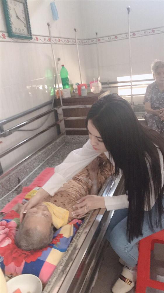 Sau ồn ào làm lố trên thảm đỏ Mai Vàng, Thư Dung nhắc mình: Cười thật tươi và sống nhân hậu-4