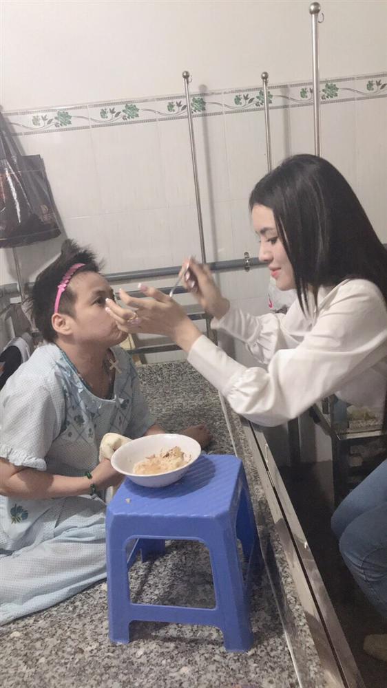 Sau ồn ào làm lố trên thảm đỏ Mai Vàng, Thư Dung nhắc mình: Cười thật tươi và sống nhân hậu-3