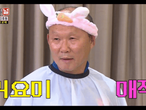 Còn ai số đen hơn HLV Park Hang Seo: Đã phải đội mũ tai thỏ còn bị MC chương trình vẽ mực lên mặt