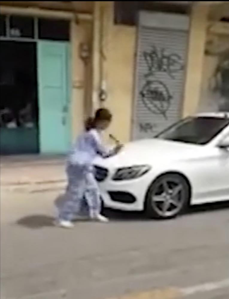 TPHCM: Người phụ nữ cầm búa đập xe Mercedes-Benz nói gì?-1