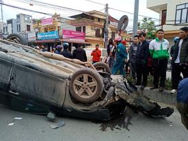 Thanh Hóa: Camry lật ngửa, vỡ toác đầu, tài xế thoát chết may mắn Thanh Hóa: Camry lật ngửa, vỡ toác đầu, tài xế thoát chết may mắn