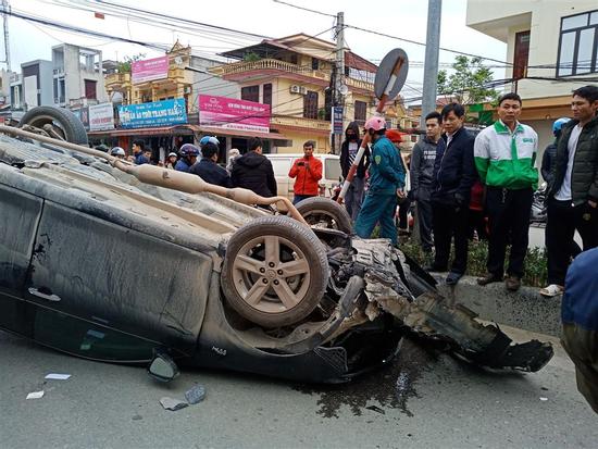 Thanh Hóa: Camry lật ngửa, vỡ toác đầu, tài xế thoát chết may mắn