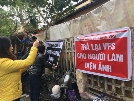 Các nghệ sĩ Hãng phim truyện Việt Nam căng băng rôn phản đối cắt lương, bảo hiểm-1