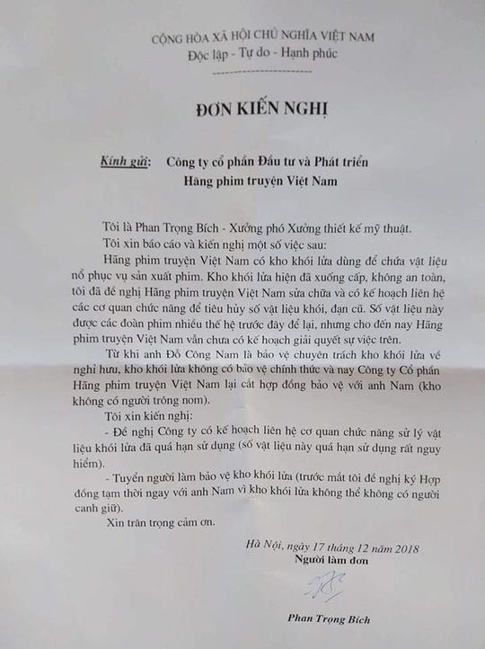 Các nghệ sĩ Hãng phim truyện Việt Nam căng băng rôn phản đối cắt lương, bảo hiểm-3