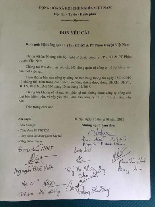 Các nghệ sĩ Hãng phim truyện Việt Nam căng băng rôn phản đối cắt lương, bảo hiểm-4