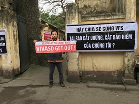 Các nghệ sĩ Hãng phim truyện Việt Nam căng băng rôn phản đối cắt lương, bảo hiểm Các nghệ sĩ Hãng phim truyện Việt Nam căng băng rôn phản đối cắt lương, bảo hiểm