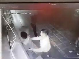 PHẪN NỘ: Cô gái trẻ bị 2 nam thanh niên sàm sỡ rồi đánh dã man đến bất tỉnh ở Hà Nội PHẪN NỘ: Cô gái trẻ bị 2 nam thanh niên sàm sỡ rồi đánh dã man đến bất tỉnh ở Hà Nội