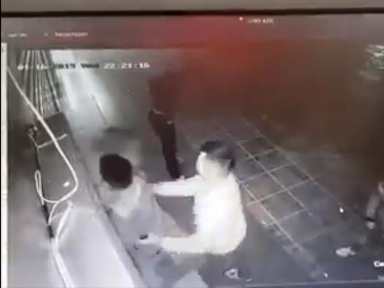 PHẪN NỘ: Cô gái trẻ bị 2 nam thanh niên sàm sỡ rồi đánh dã man đến bất tỉnh ở Hà Nội