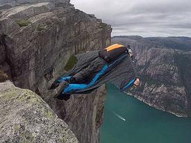 Nhảy từ vách đá cao 2000m để mừng sinh nhật bạn, người đàn ông chết thảm Nhảy từ vách đá cao 2000m để mừng sinh nhật bạn, người đàn ông chết thảm