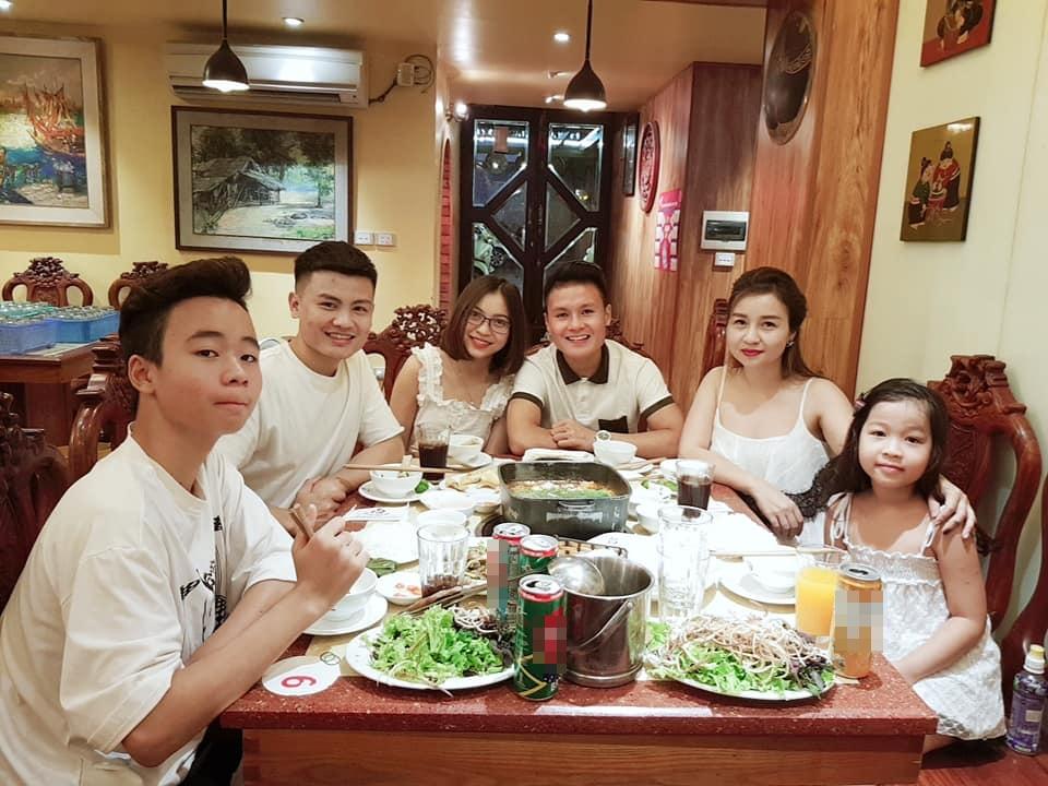 Khéo nịnh thế này bảo sao đến cả mẹ nuôi Quang Hải cũng chết mê chết mệt nàng dâu tương lai Nhật Lê-3