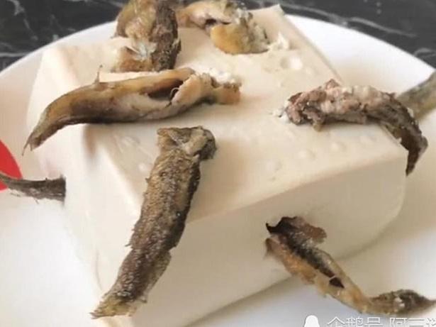 Khách Tây hướng dẫn cách ăn đặc sản rùng rợn của người Việt-3