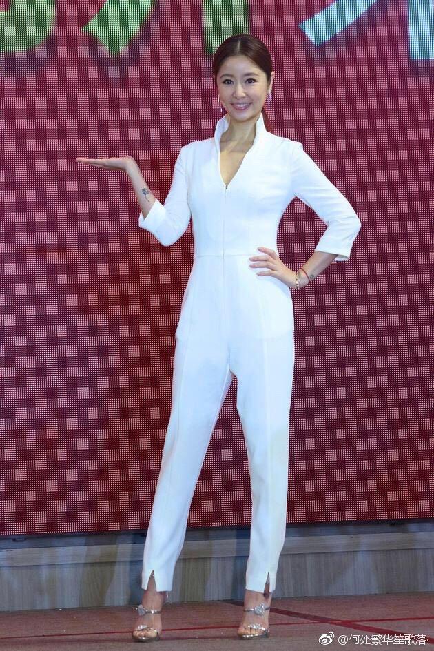 Bị đồn bầu bí lần 2, Lâm Tâm Như tự tin mặc jumpsuit trắng khoe thân hình gọn gàng-4