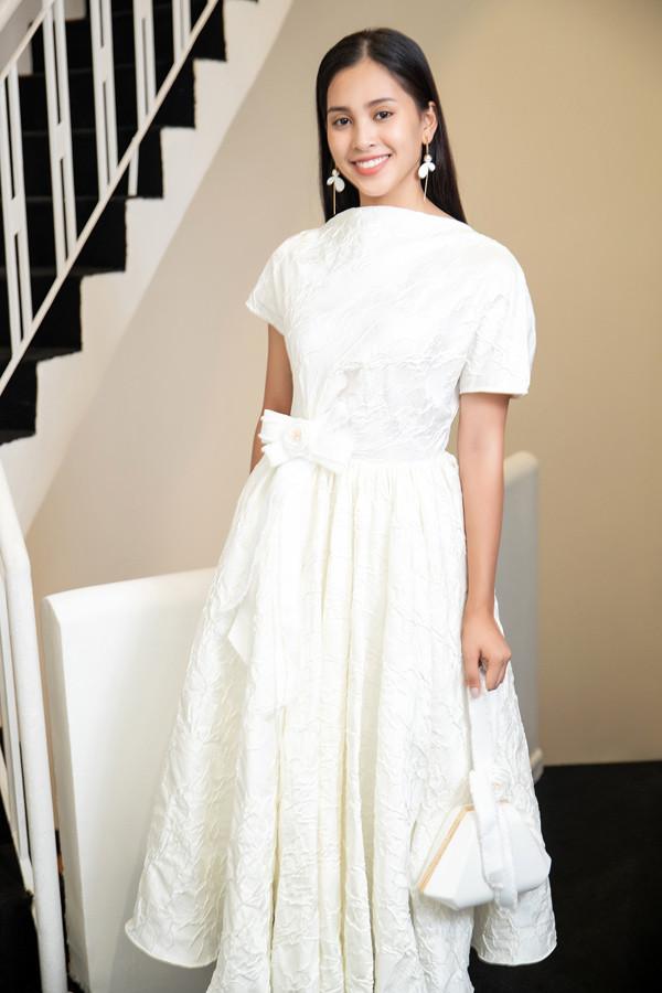 Hoa hậu Trần Tiểu Vy rất xinh nhưng gu thời trang thì cứ trồi sụt thất thường-7