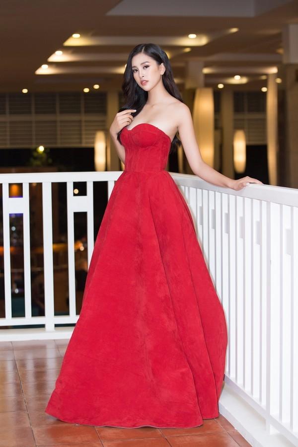 Hoa hậu Trần Tiểu Vy rất xinh nhưng gu thời trang thì cứ trồi sụt thất thường-12