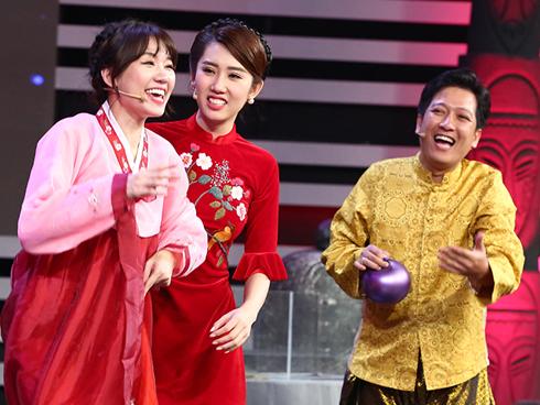 CƯỜI BANH NÓC: Hít phải khí lạ, Hari Won - Chi Pu lộ tiếng ồm ồm như thanh niên vỡ giọng