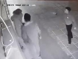 Bố cô gái bị hành hung ở Linh Đàm: 'Con gái tôi hiện rất hoảng loạn' Bố cô gái bị hành hung ở Linh Đàm: 'Con gái tôi hiện rất hoảng loạn'