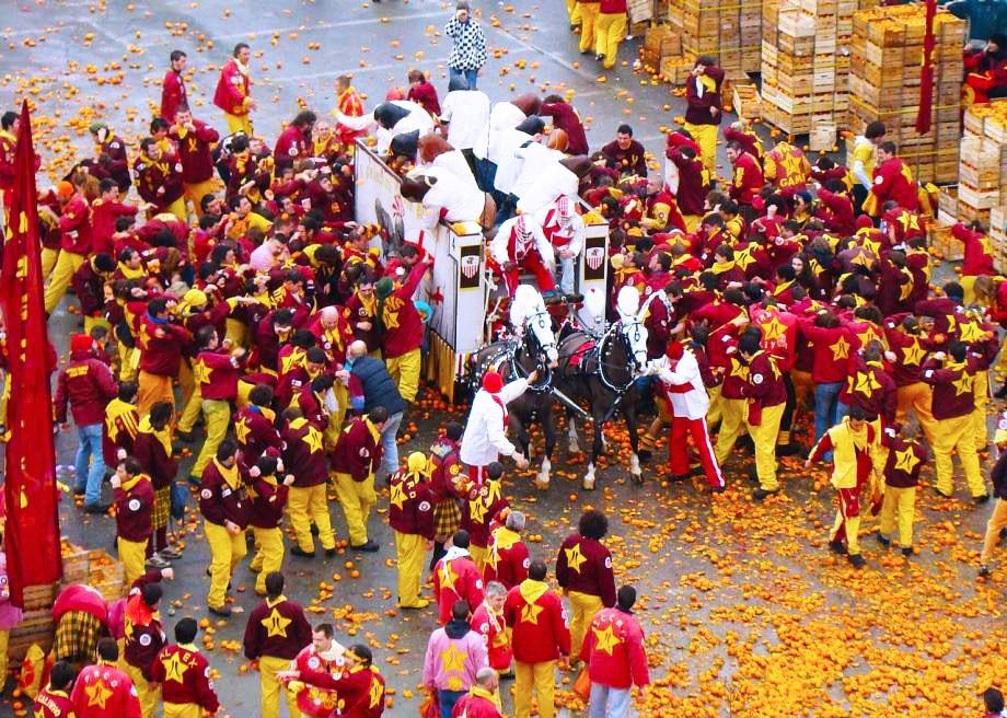 Cuộc chiến ném cam và 10 lễ hội quái đản nhất thế giới-11