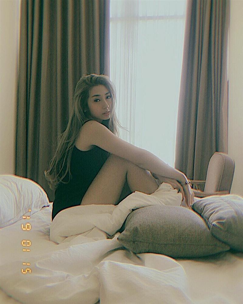 Kỳ Duyên thư giãn ngắm nhan sắc xinh đẹp trong gương sau ồn ào kinh doanh-5