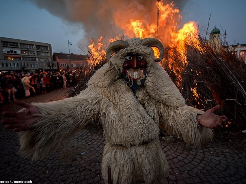 Nhân năm Kỷ Hợi xúng xính áo quần tham dự 3 lễ hội heo độc đáo, thú vị nhất trên thế giới-9